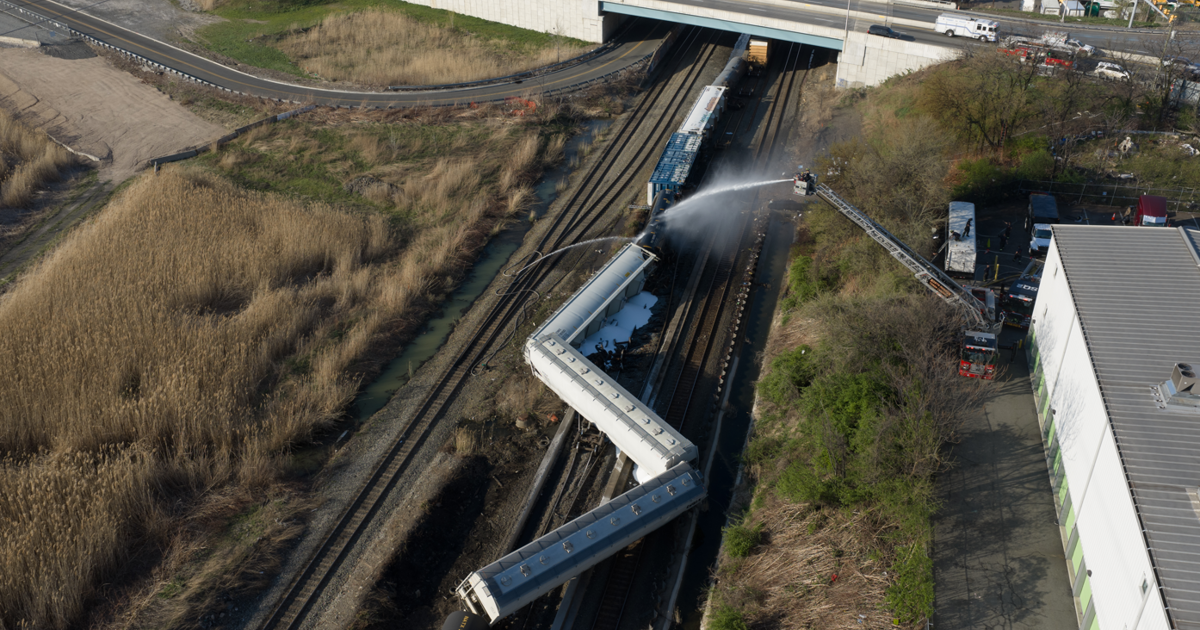 New Jersey'de yük treni raydan çıktı. Kimyasal sızıntı alarmı