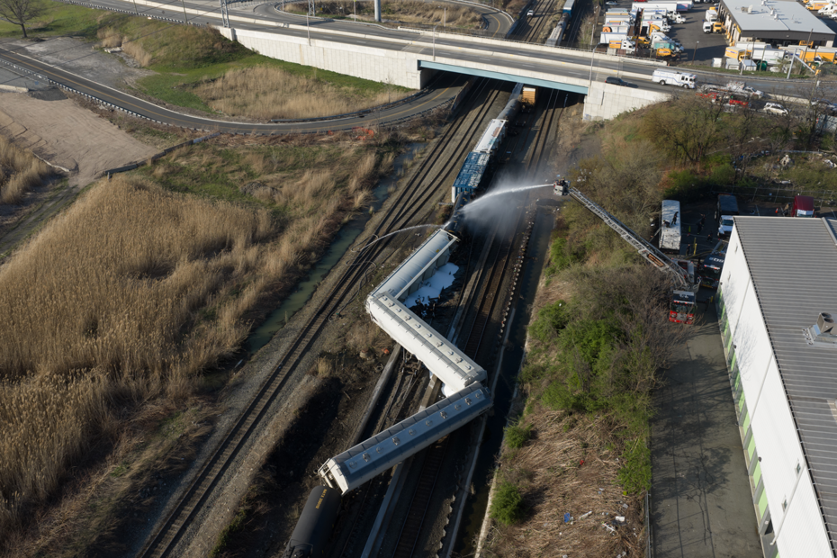 New Jersey'de yük treni raydan çıktı. Kimyasal sızıntı alarmı
