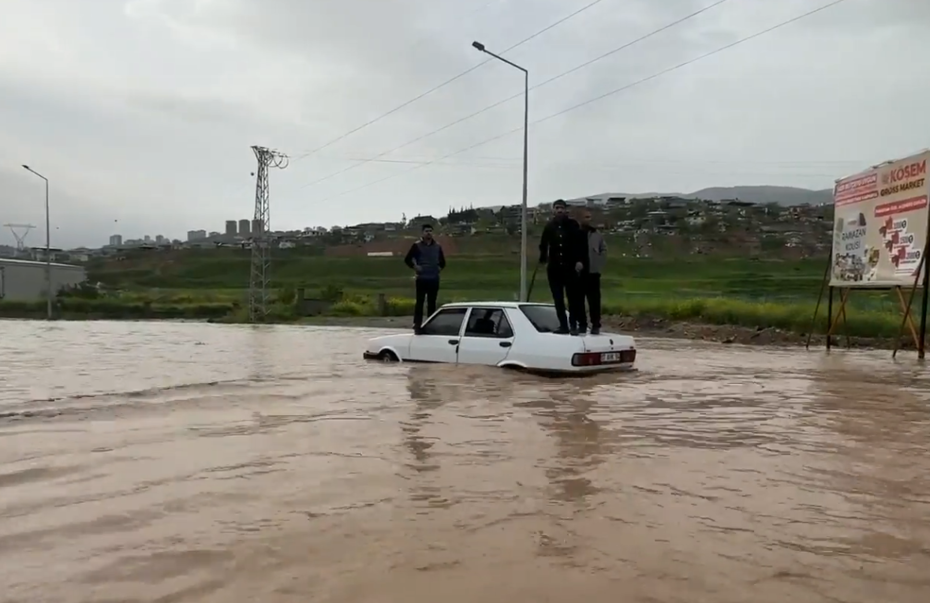 Kahramanmaraş'ta yollar göle döndü, vatandaşlar zor anlar yaşadı