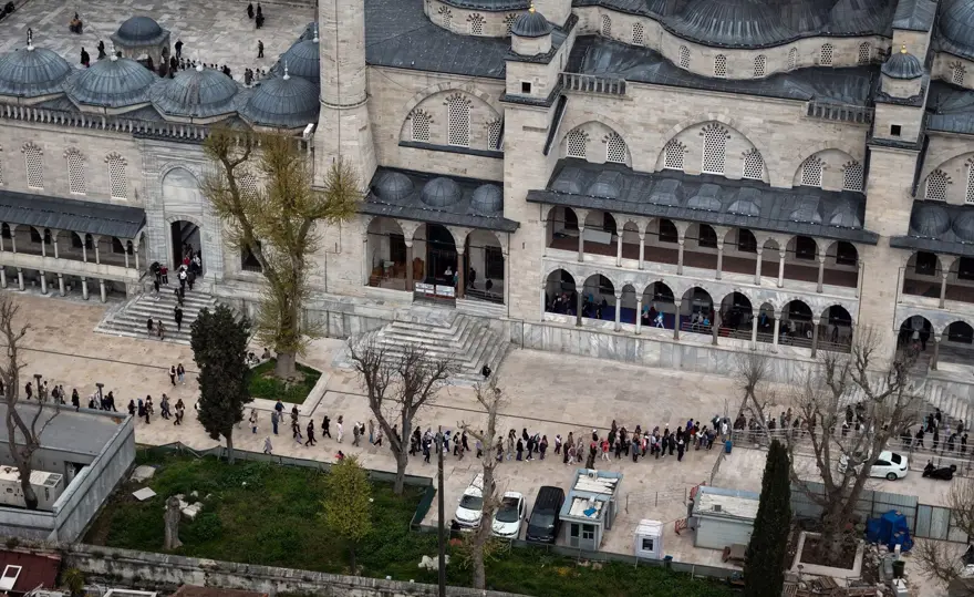 Yapımına 1 milyondan fazla altın harcandı. Gösterişli yapıyı görmek isteyenler sıraya giriyor 1