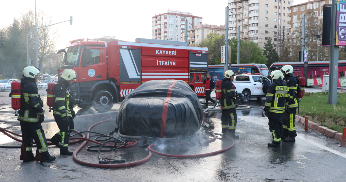 Yanan elektrikli otomobile battaniye yöntemiyle müdahale