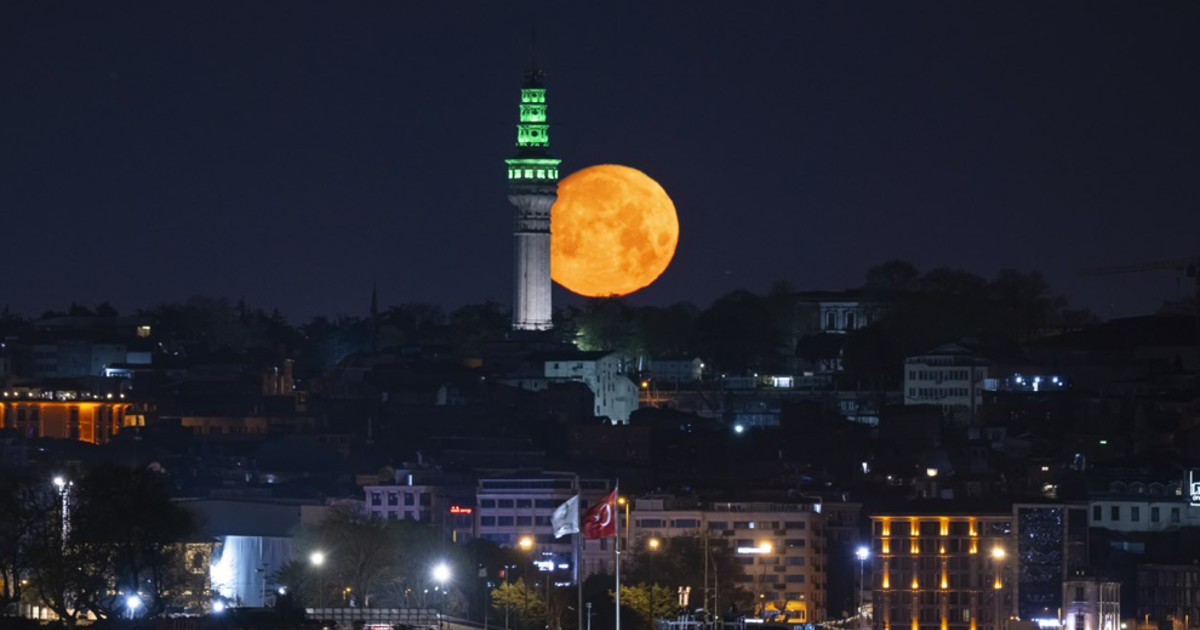 İstanbul'da dolunay büyüledi