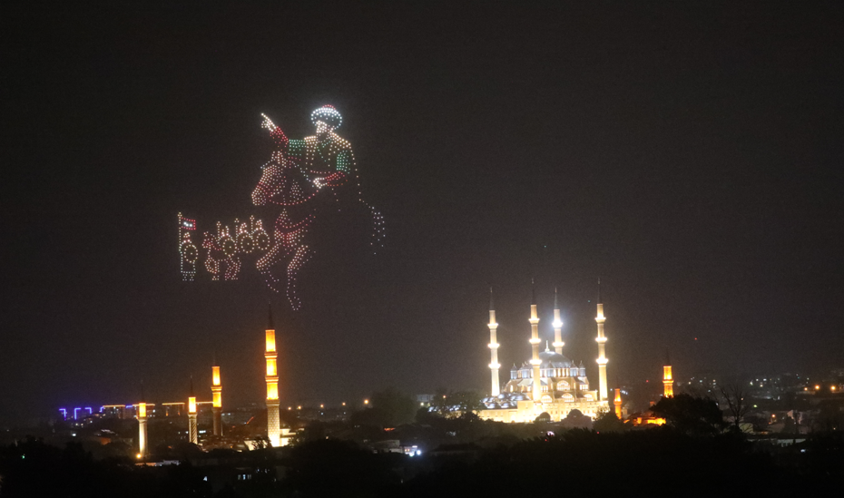 Edirne'de İstanbul'un fethi kutlandı. Sağanak altında bin dronla gösteri