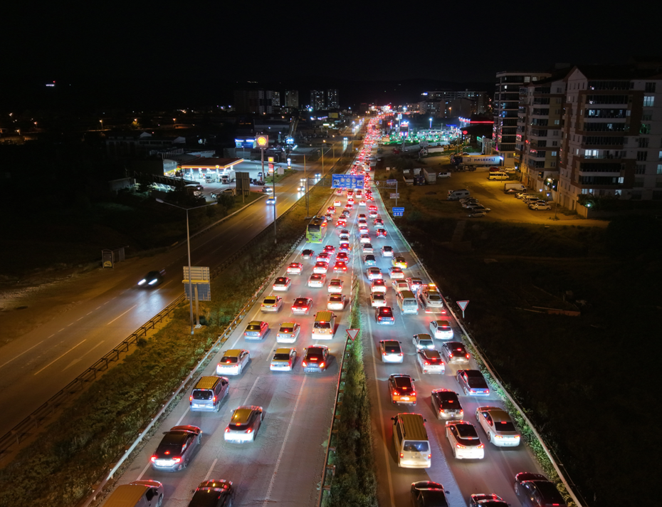 Tatilciler dönüş yolunda. Trafik kilometrelerce uzadı