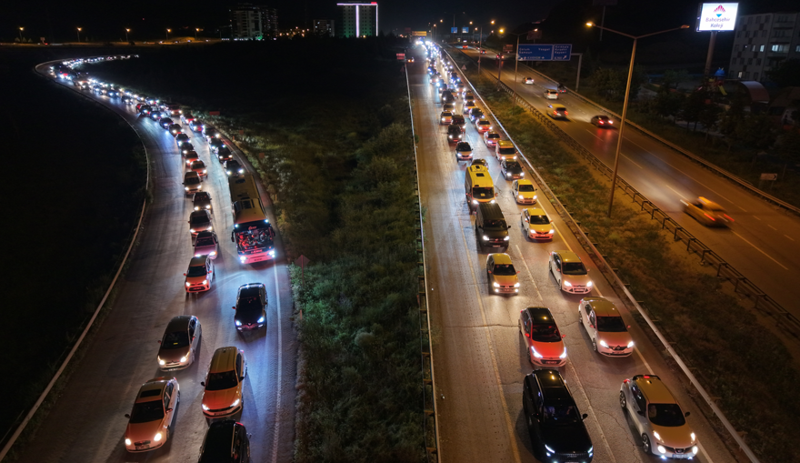 Tatilciler dönüş yolunda. Trafik kilometrelerce uzadı 1