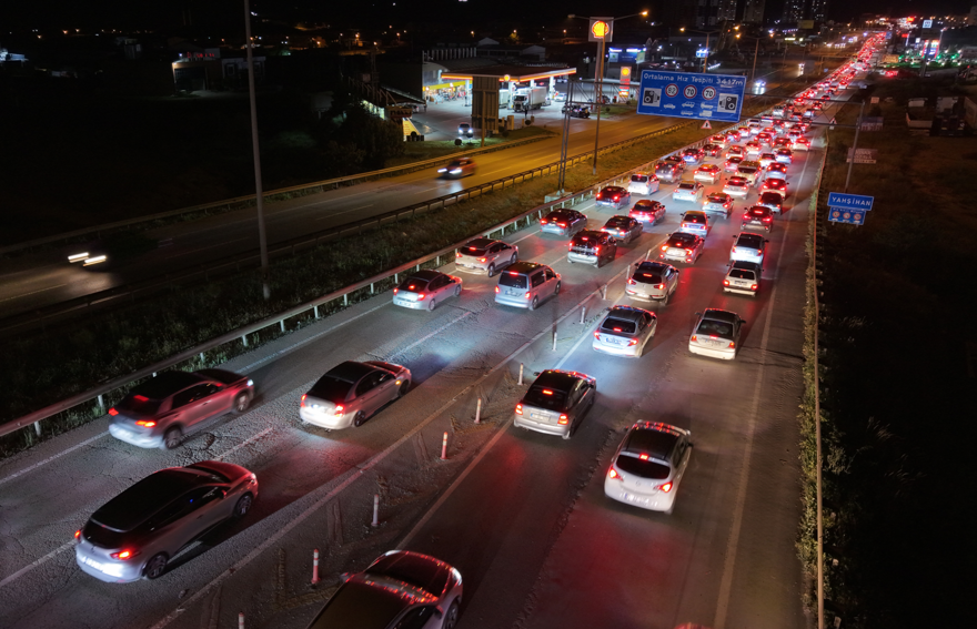 Tatilciler dönüş yolunda. Trafik kilometrelerce uzadı 2