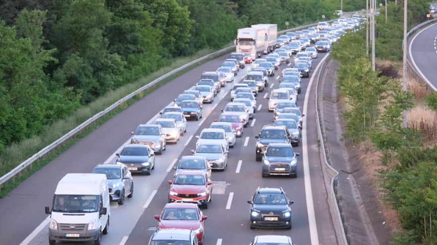 DÜZCE GEÇİŞİNDE TRAFİK DURMA NOKTASINA GELDİ 5