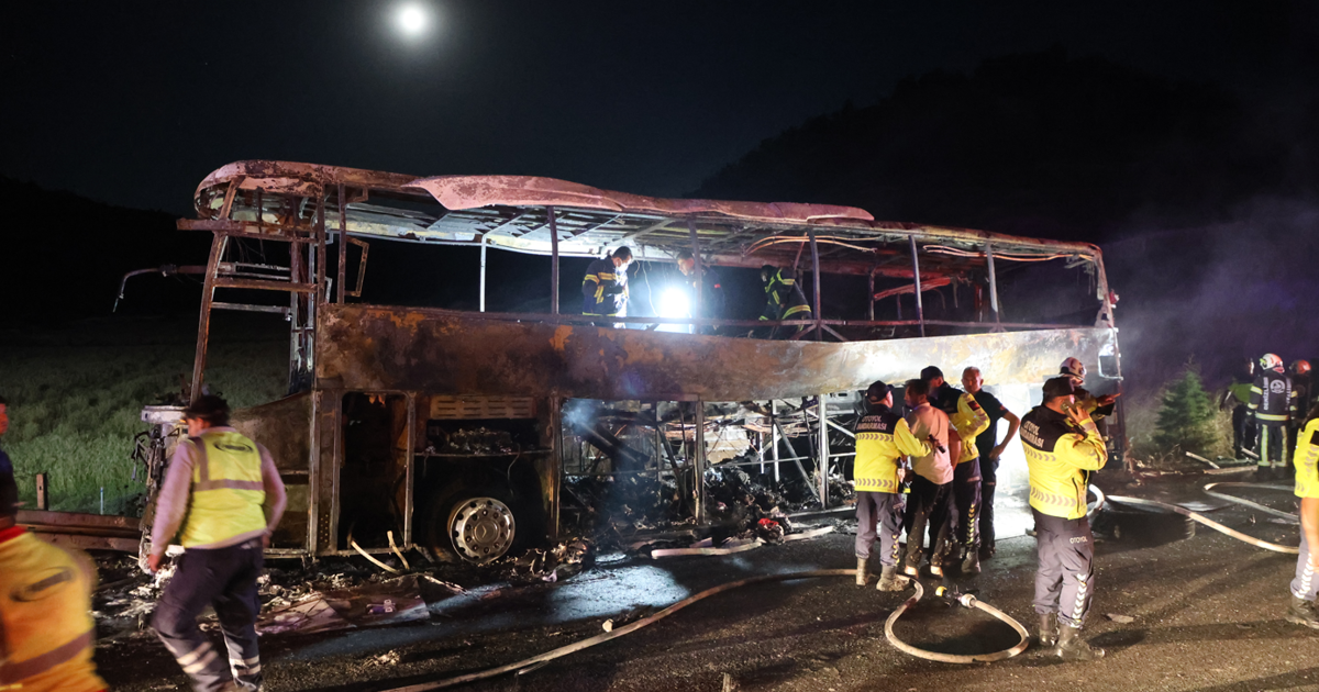 Bariyere çarpıp yanan otobüste 3 ölü, 20 yaralı