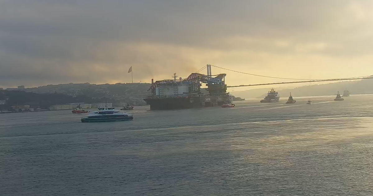 Dev vinç gemisi İstanbul Boğazı'ndan geçiyor. Boğaz gemi trafiğine kapatıldı