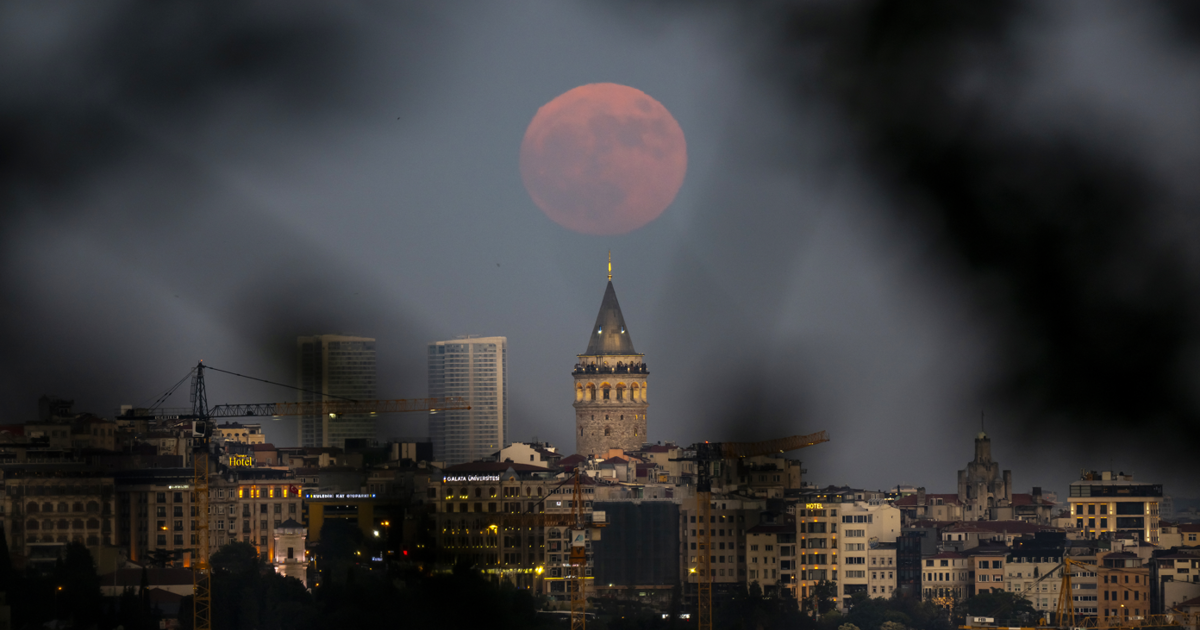 "Çilek Dolunayı" İstanbul manzarasıyla birleşti