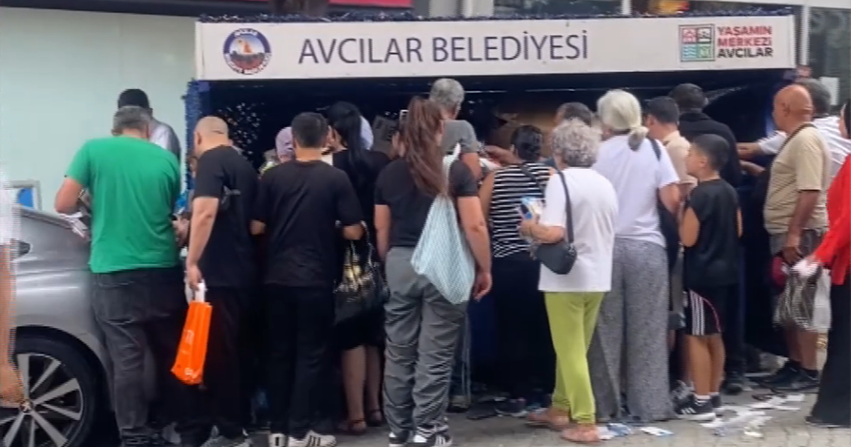 Çöpe atılan cep telefonu kılıfları için sıraya girdiler