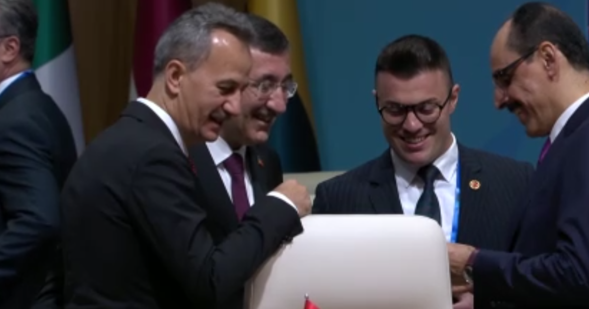 Yakından incelediler. Cumhurbaşkanı Erdoğan'ın kalemi ilgi odağı oldu