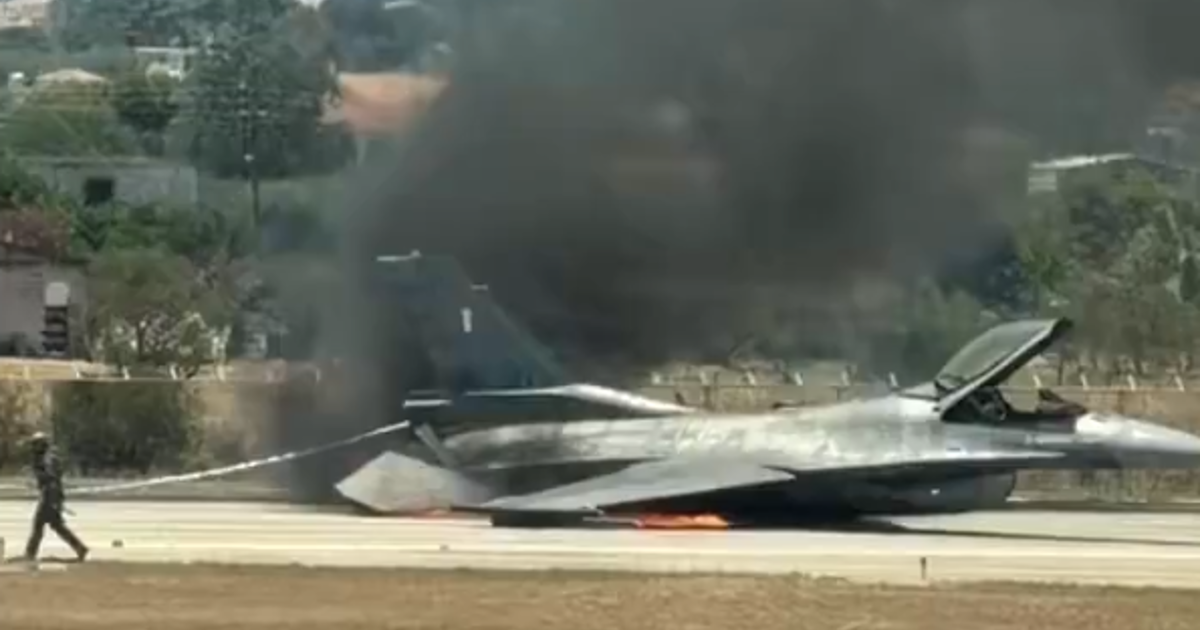 Yunanistan'da F-16 acil iniş sonrası alev aldı