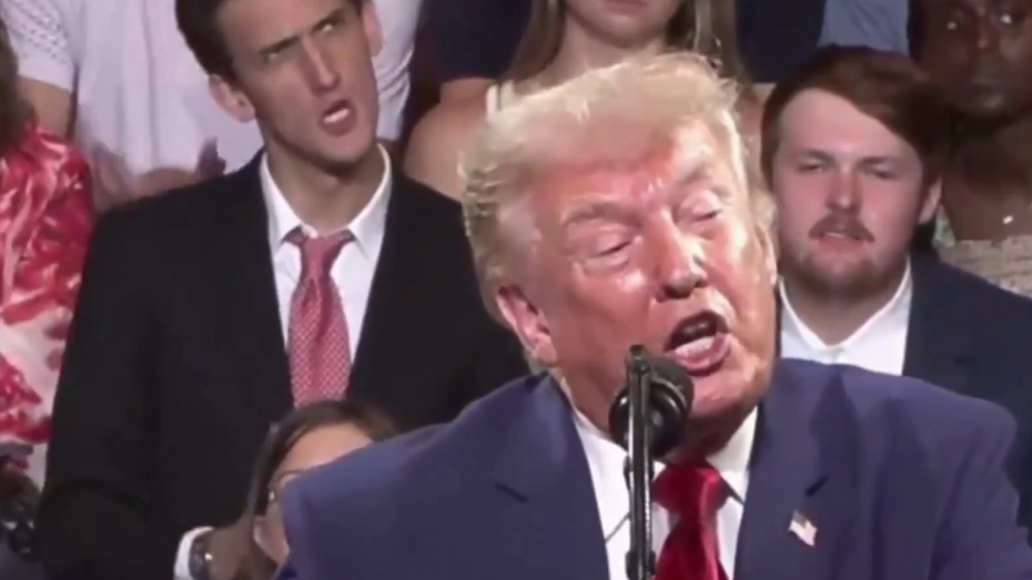 Trump konuşurken taklidini yaptı, mitinge damga vurdu