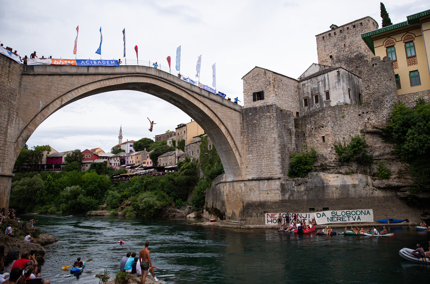 460 yıllık gelenek. Mostar Köprüsü Atlayışları yapıldı haber görseli