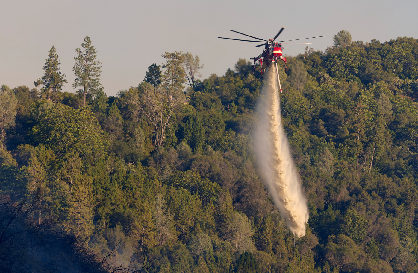 ABD'de yangına müdahale eden helikopter düştü haber görseli