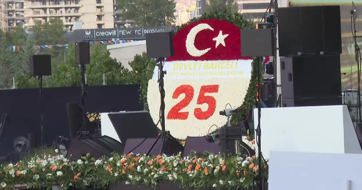 AK Parti 25'inci yaşını kutluyor. Bahçeli'den özel çelenk