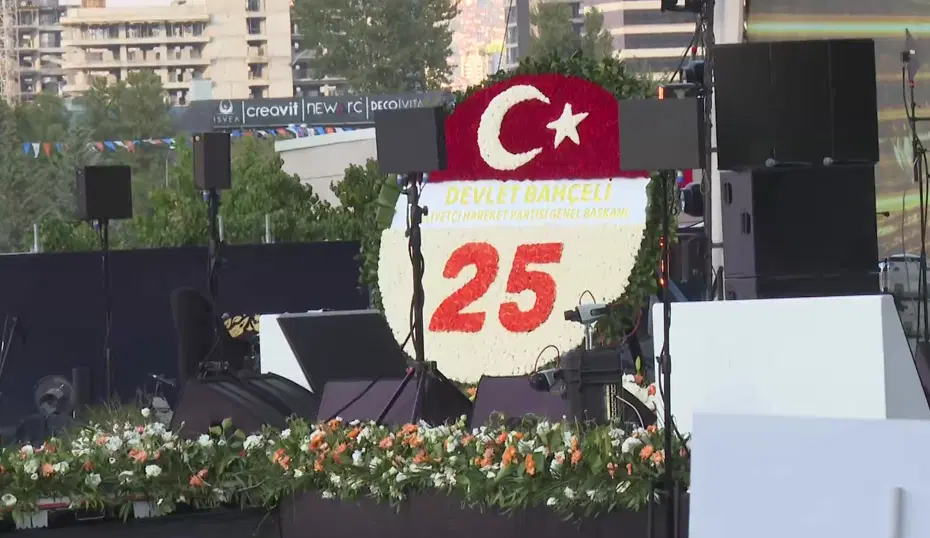 AK Parti 25'inci yaşını kutluyor. Bahçeli'den özel çelenk
