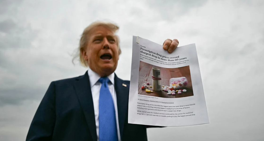Trump'tan ilaç fiyatları gafı: "Gördünüz mü" diyerek Biden yönetimini öven haberi gösterdi haber görseli