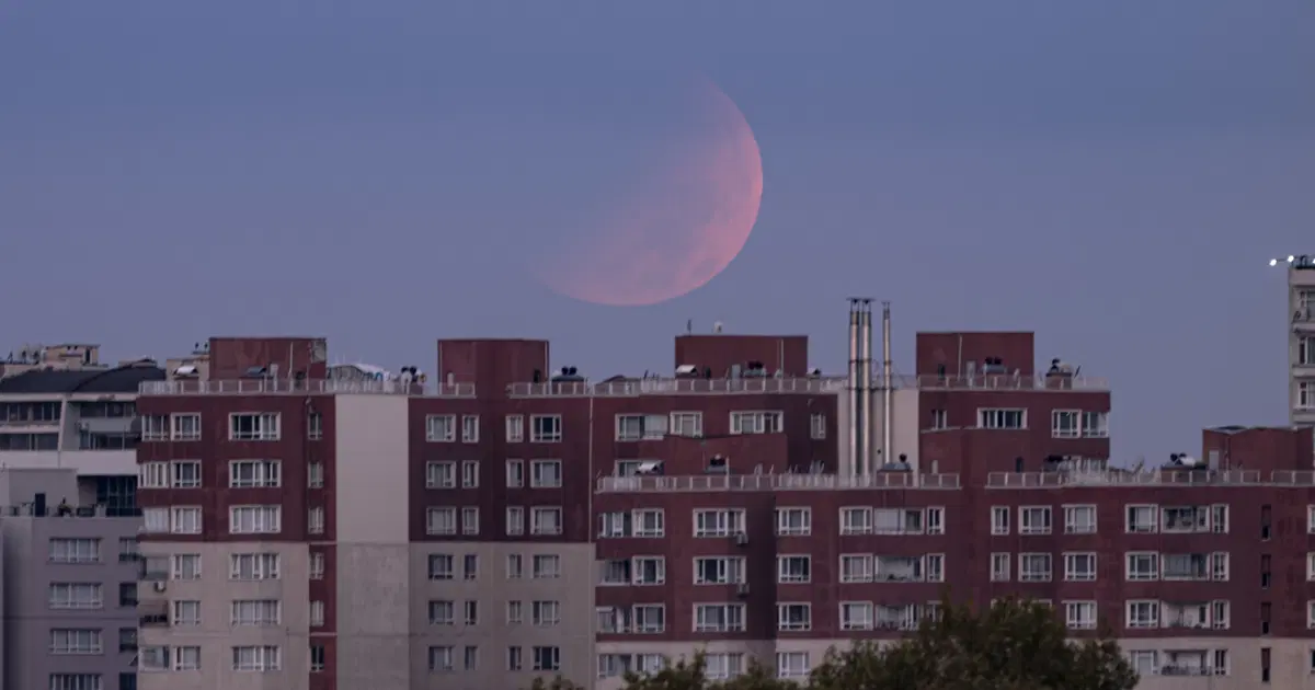 Türkiye'den parçalı ay tutulması manzaraları. Ay kızıla döndü