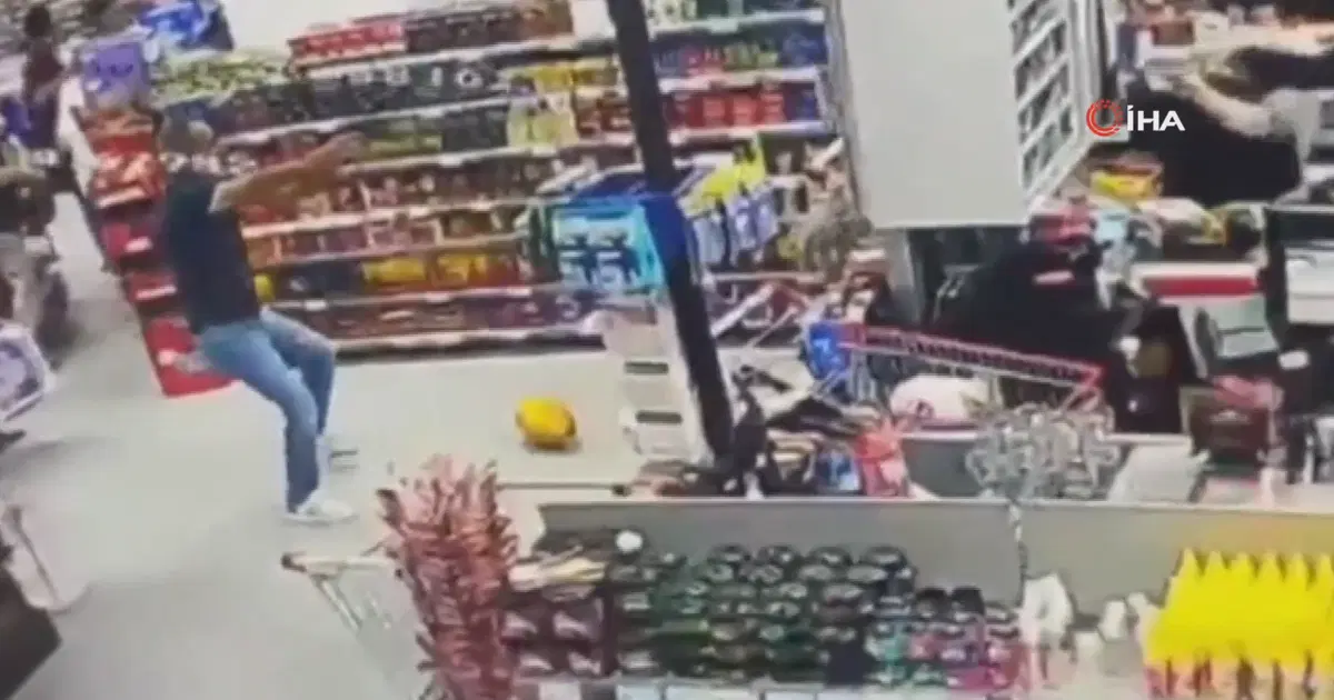 Markette silahlı düello. Müşterilerin arasında birbirlerine kurşun yağdırdılar