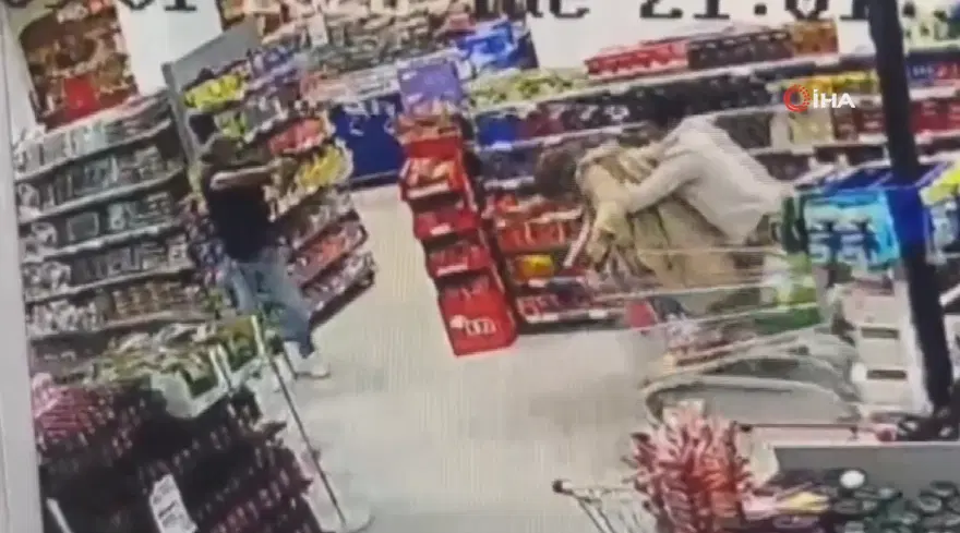 Markette silahlı kavga. Müşterilerin arasında birbirlerine kurşun yağdırdılar 1