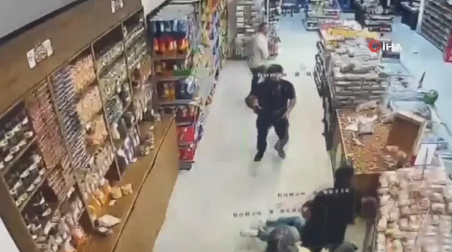 Markette silahlı kavga. Müşterilerin arasında birbirlerine kurşun yağdırdılar 3