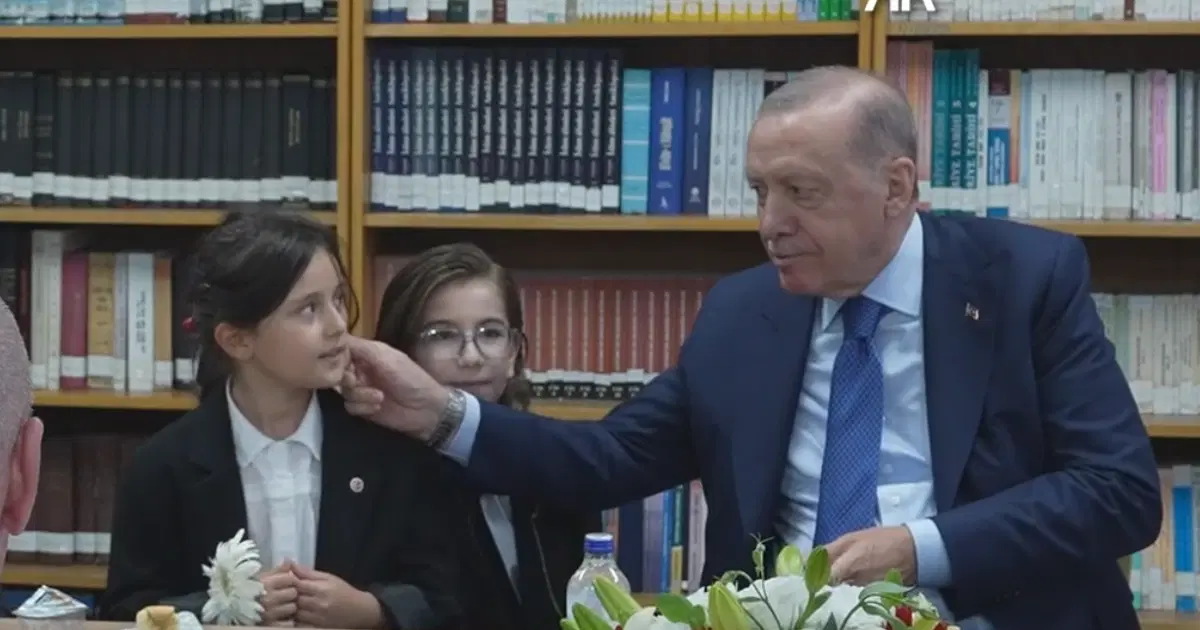 Cumhurbaşkanı Erdoğan öğrencilerle türkü söyledi