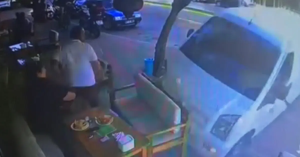 Minibüs kafeye daldı, müşteriler son anda kurtuldu