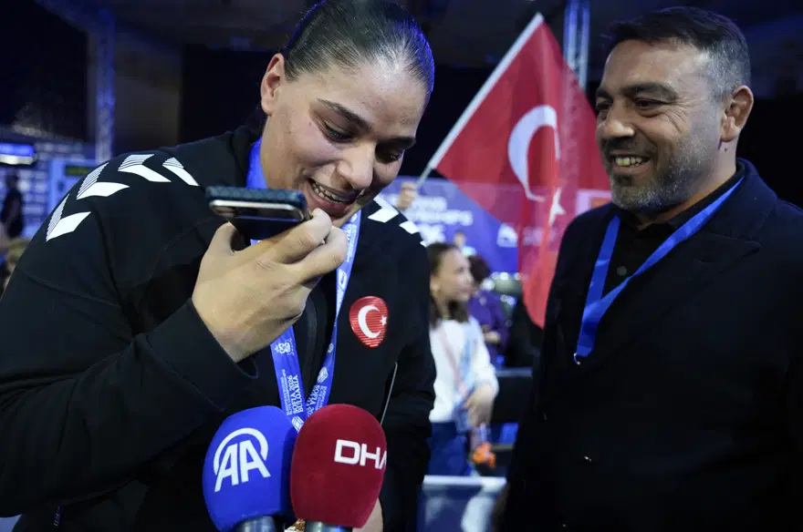 Milli boksör Havvanur Kethüda, +80 kilo Avrupa Şampiyonluğuna ulaştı. 19 yaşındaki sporcuyu Cumhurbaşkanı Recep Tayyip E