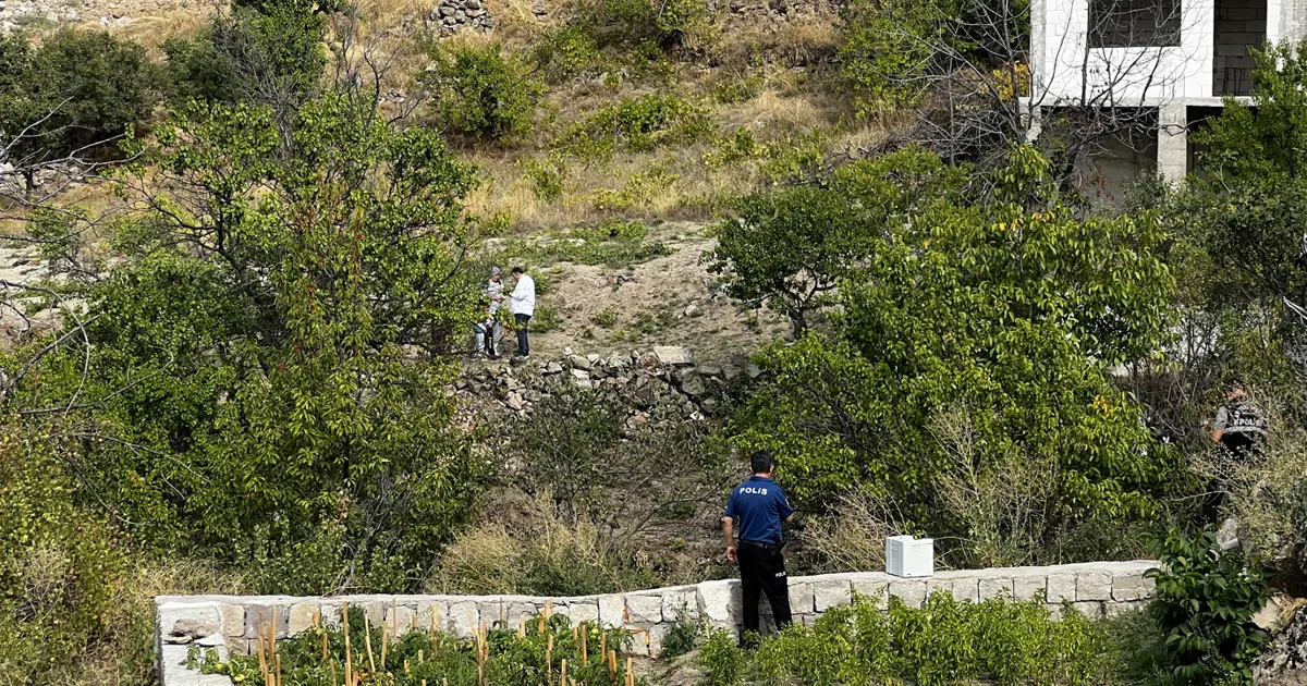 Kayalıktan kopan taşlar, babasının kucağındaki çocuğu hayattan kopardı