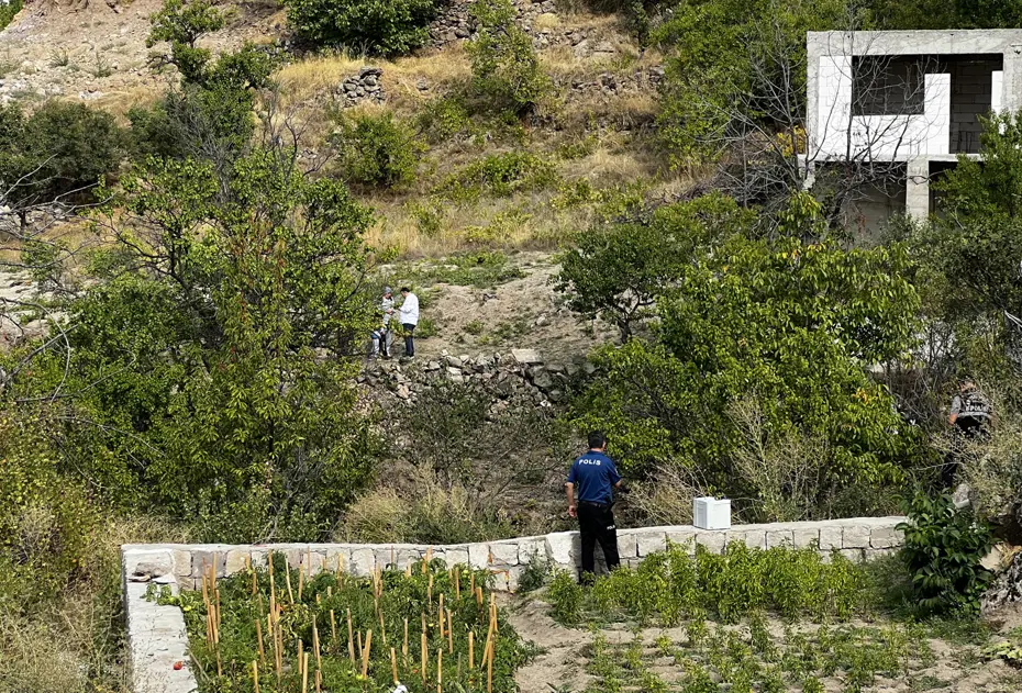 Kayalıktan kopan taşlar, babasının kucağındaki çocuğu hayattan kopardı