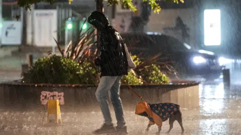 İstanbul'da kuvvetli yağış ve rüzgar. Gece yarısına kadar sürecek