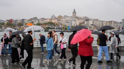 İstanbul'da kuvvetli sağanak. Valilikten 3 ilçe için uyarı