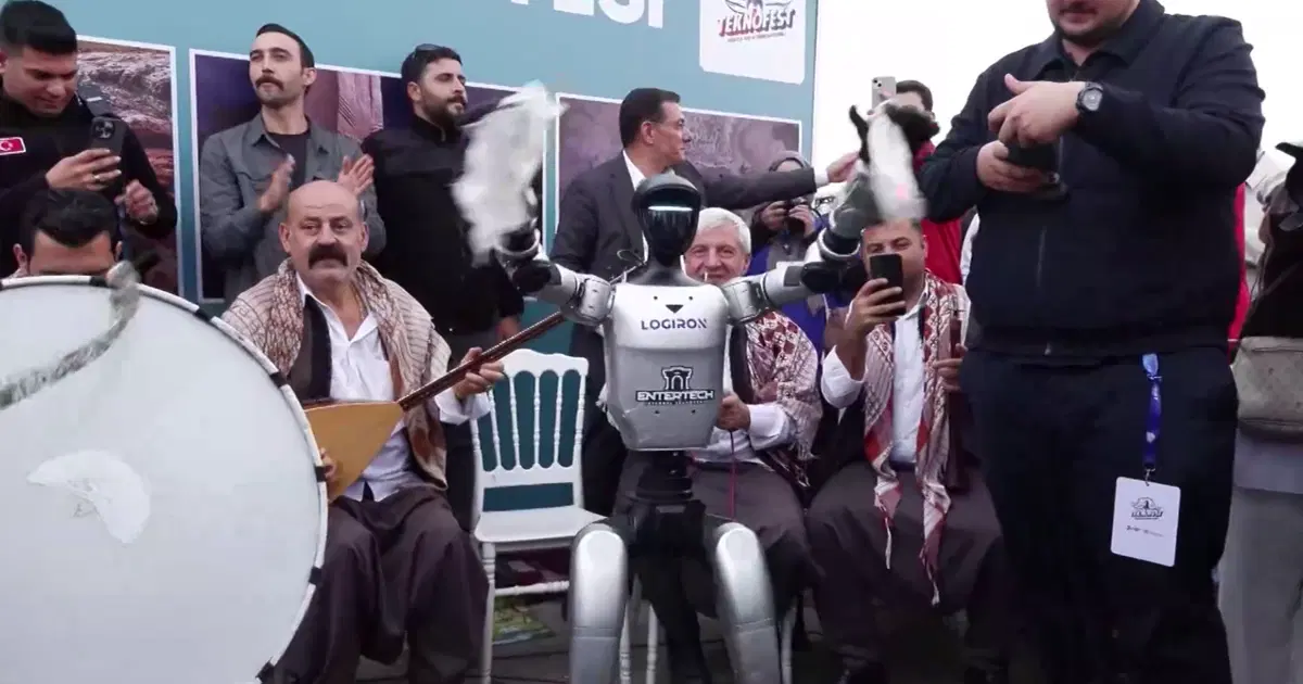 Teknofest'te renkli görüntüler. İnsansı robot halay çekti