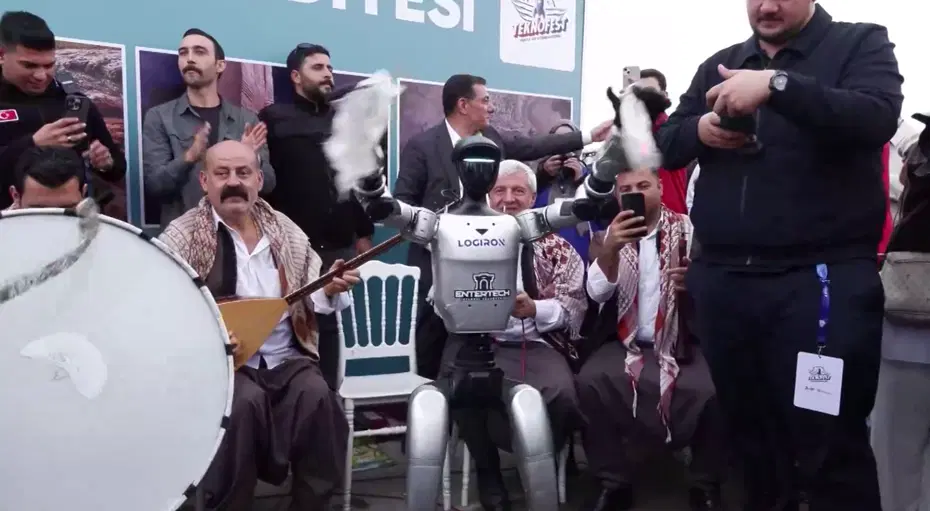 Teknofest'te renkli görüntüler. İnsansı robot halay çekti