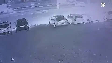 Benzin bidonuyla geldi, galerideki 6 aracı kundakladı