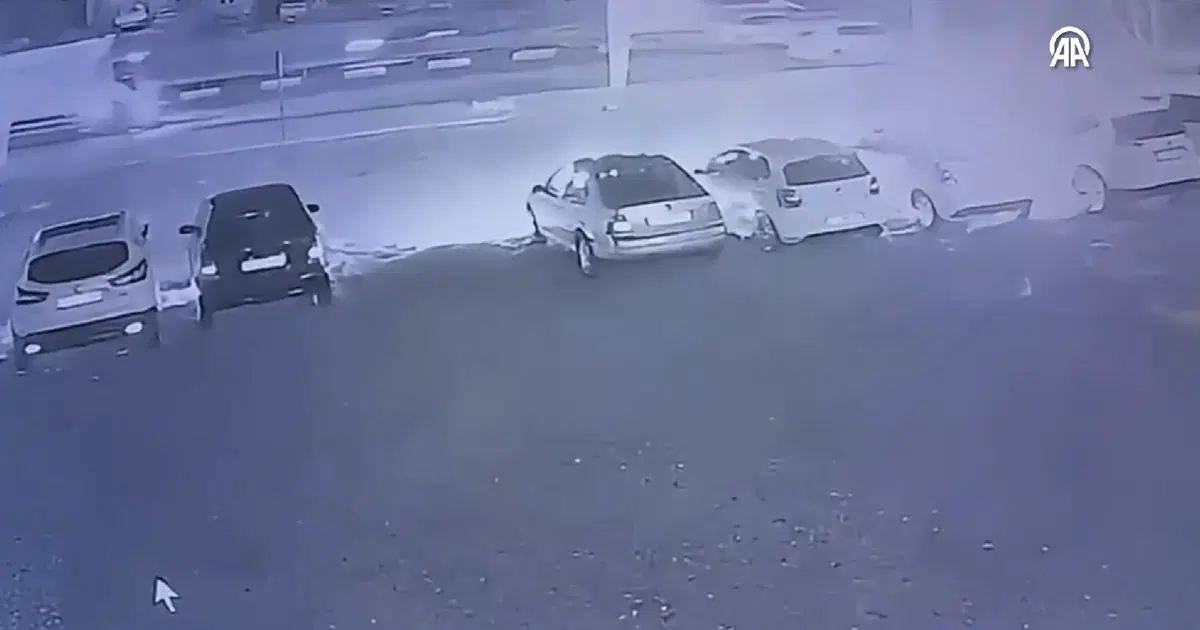 Benzin bidonuyla geldi, galerideki 6 aracı kundakladı