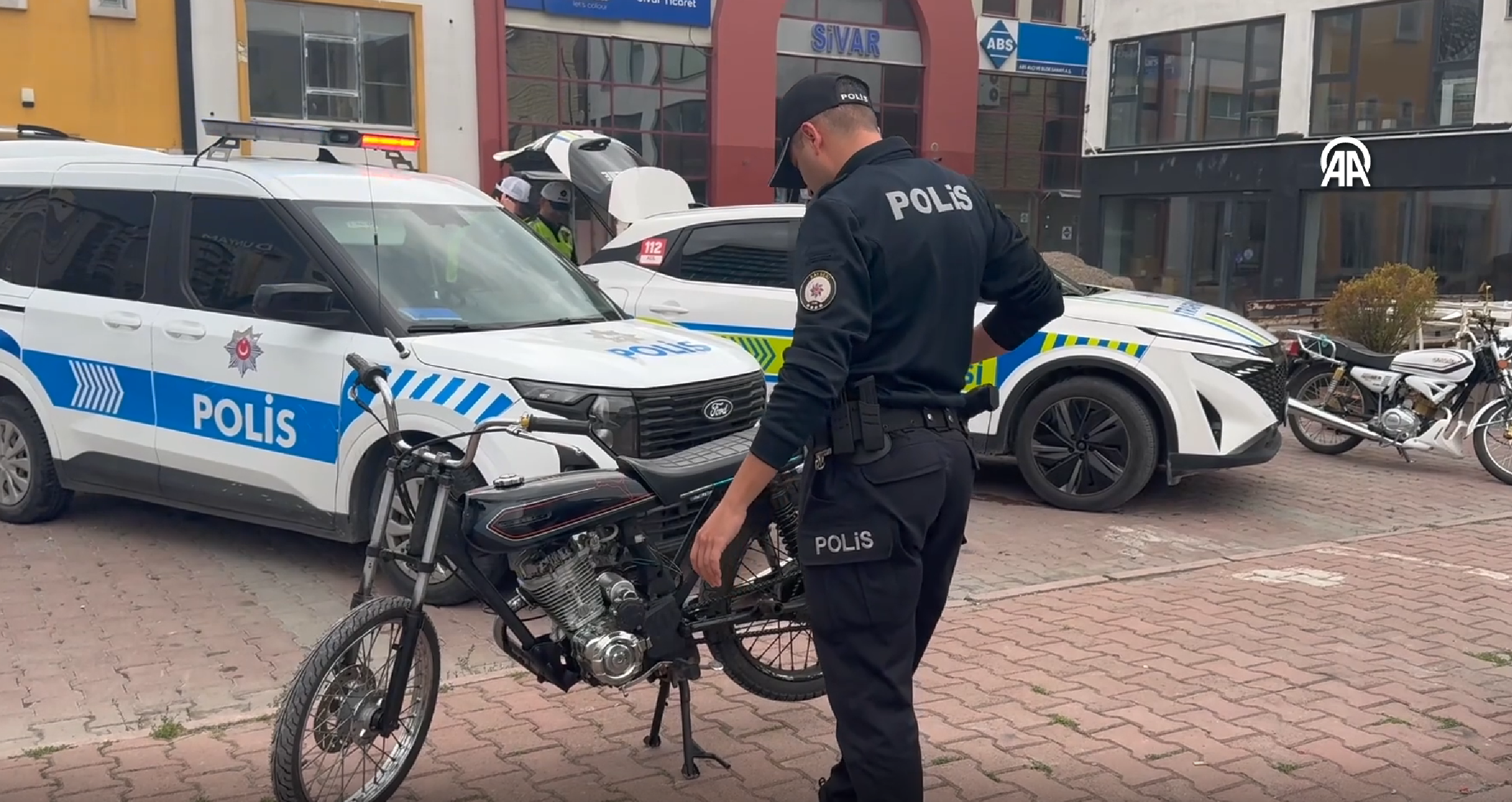 Ehliyetsiz, plakasız, 16 yaşındaki motosiklet sürücüsüne 351 bin lira ceza