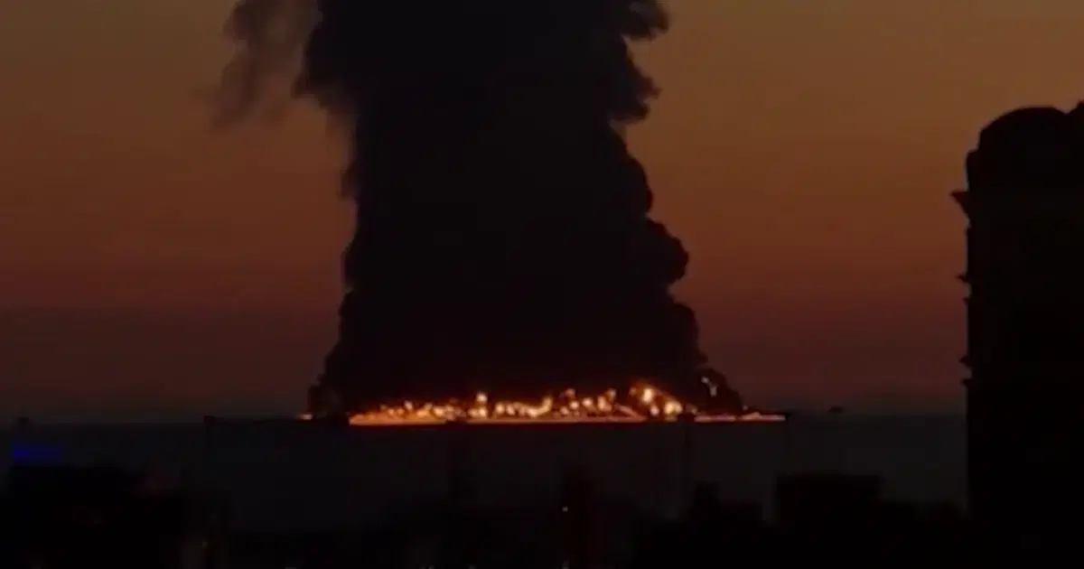 Karadeniz'de petrol tankeri vuruldu. Sızan petrol yanmaya devam ediyor