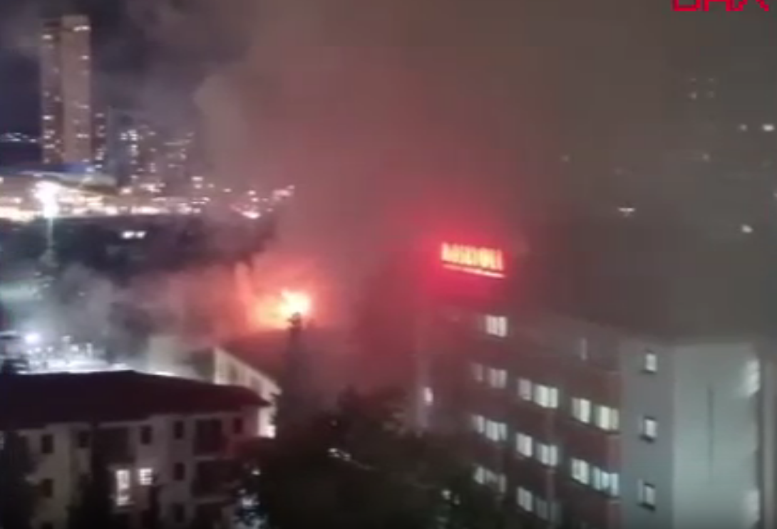 Kartal'da hastanenin çatısında yangın