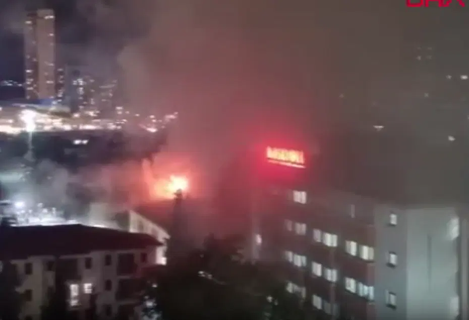 Kartal'da hastanenin çatısında yangın