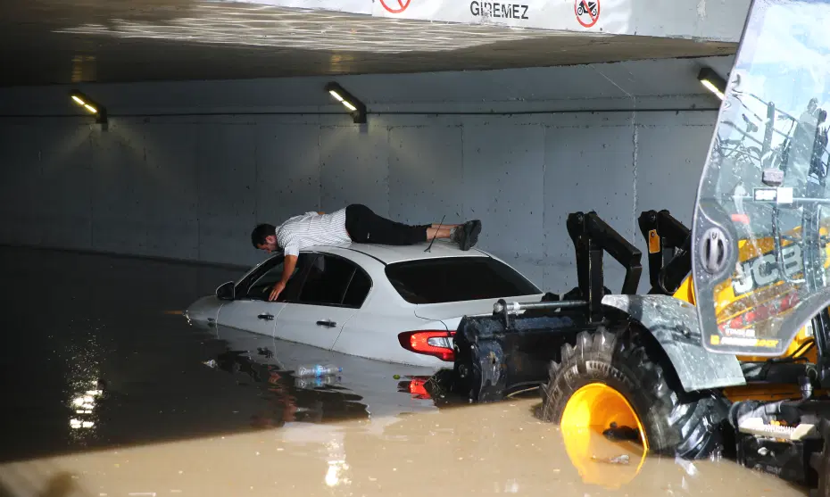 Adana'da sağanak, su baskınlarına neden oldu