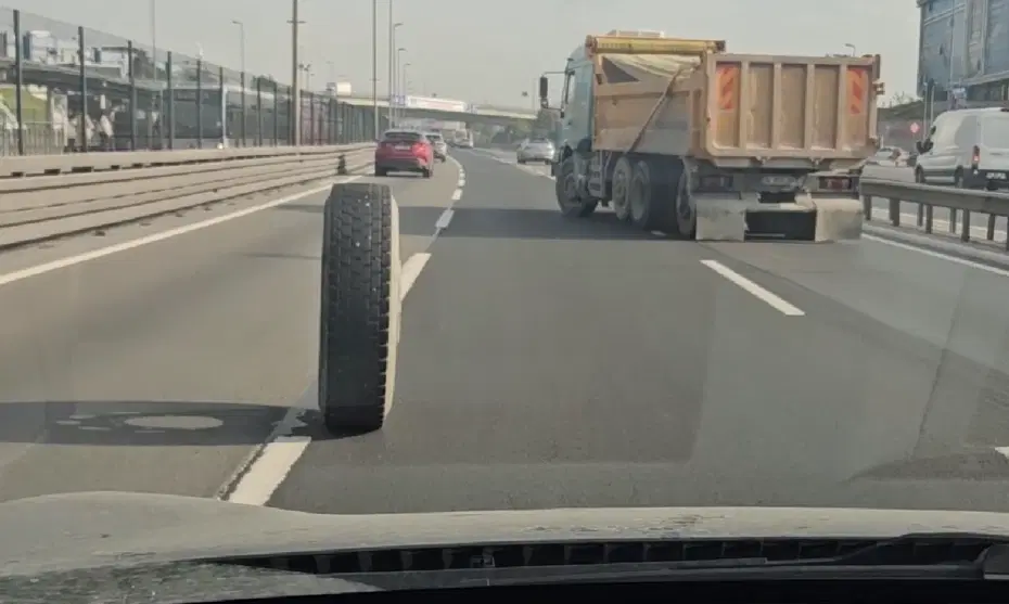 İstanbul'da trafikte ilginç anlar. Kamyonun iki lastiği peş peşe yerinden çıktı