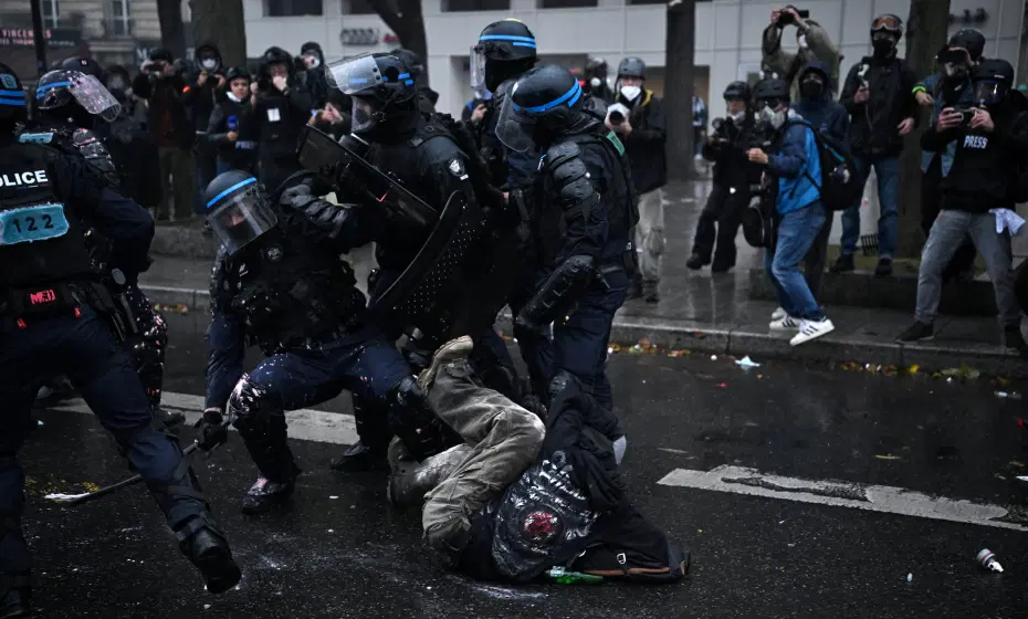 Fransa'da tansiyon yüksek. Polis göstericilere müdahale ediyor