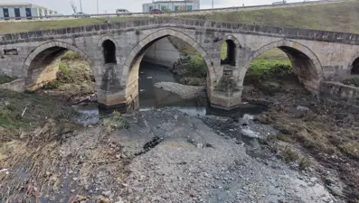 470 yıllık köprünün son hali içler acısı: Etrafı çöplüğe döndü