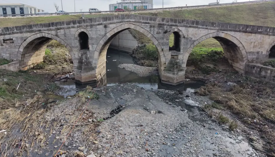 470 yıllık köprünün son hali içler acısı: Etrafı çöplüğe döndü