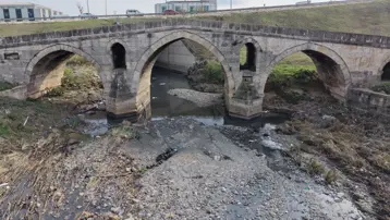 470 yıllık köprünün son hali içler acısı: Etrafı çöplüğe döndü