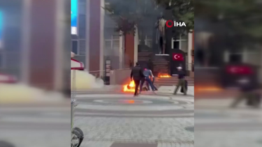 Kaymakamlığın önünde kendini ateşe verdi