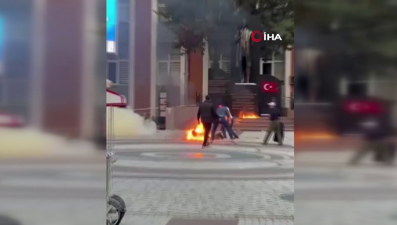 Kaymakamlığın önünde kendini ateşe verdi